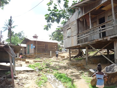 Rue du village d'Apatou